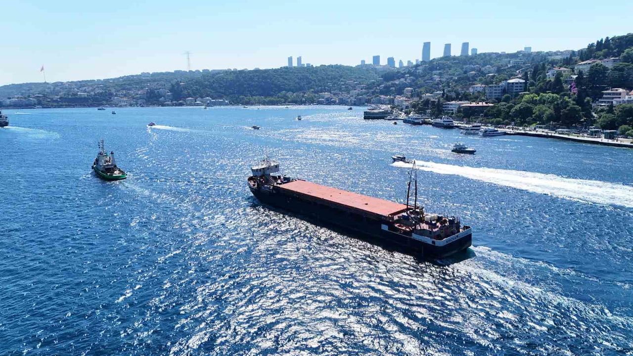 Karasu'da karaya oturan gemi römorkör eşliğinde İstanbul Boğazı'ndan geçti