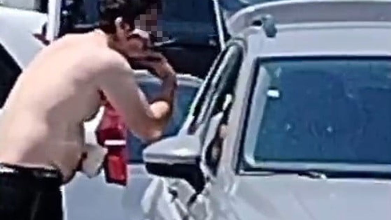 Karasu'da yol kenarında otomobil camına bakarak tıraş oldu