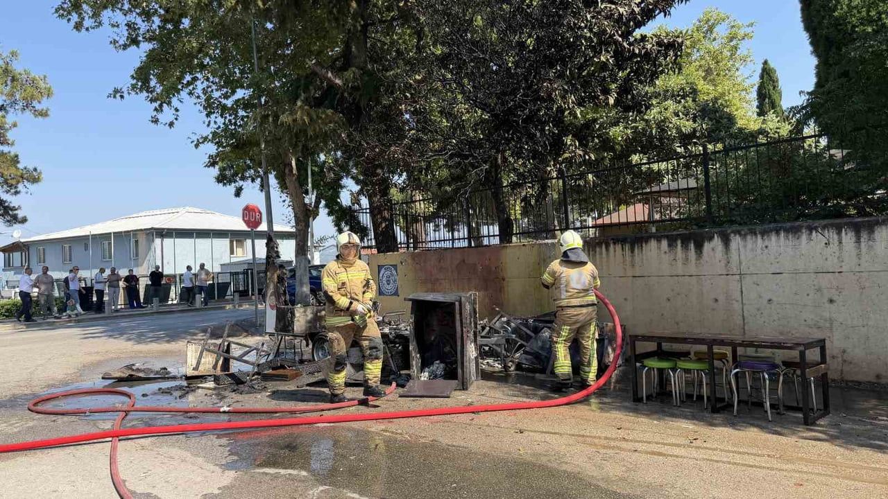 Karavan yangını İznik'te seyyar köfte ekmek tezgahını kullanılamaz hale getirdi