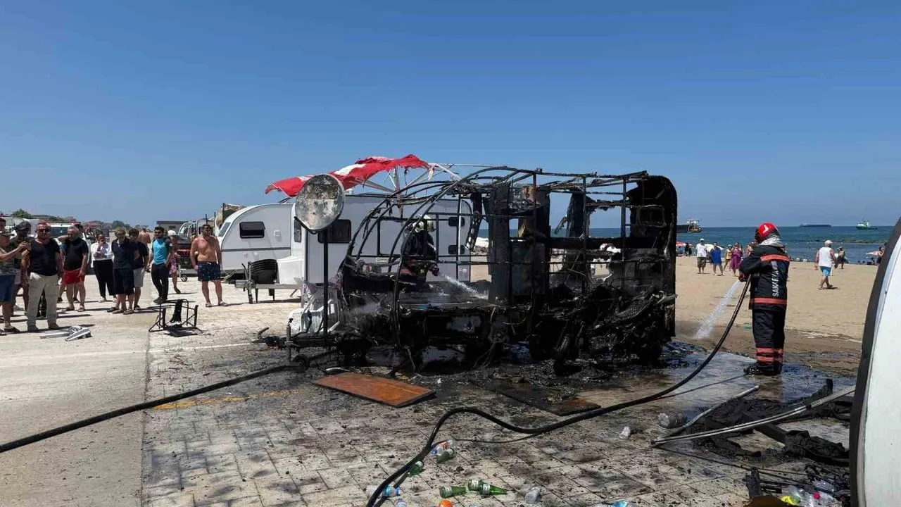 Karavanda çıkan yangın motosiklete sıçradı, iki araç küle döndü