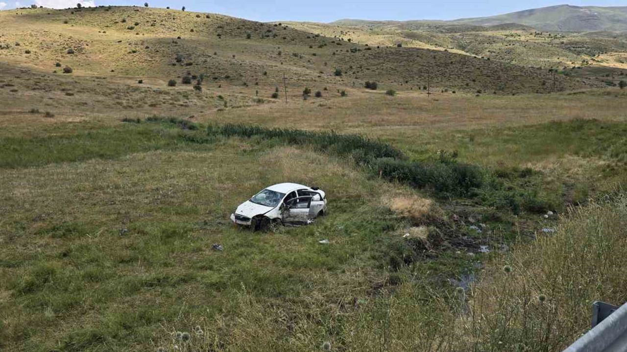 Karlıova'da kontrolden çıkan otomobil araziye uçtu: 3 yaralı