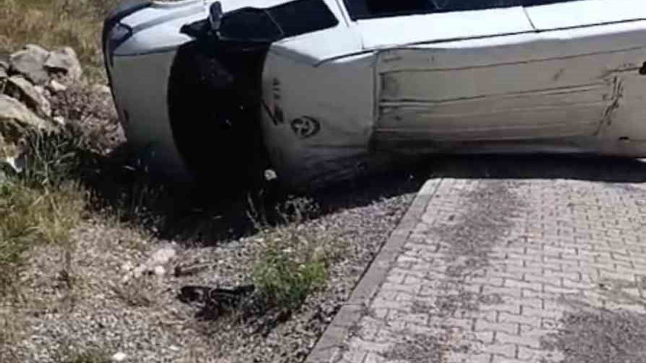 Karlıova'da minibüs takla attı: sürücü yaralandı