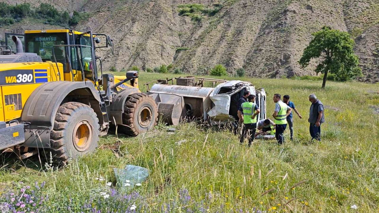 Karlıova'da su tankeri devrildi: 2 yaralı