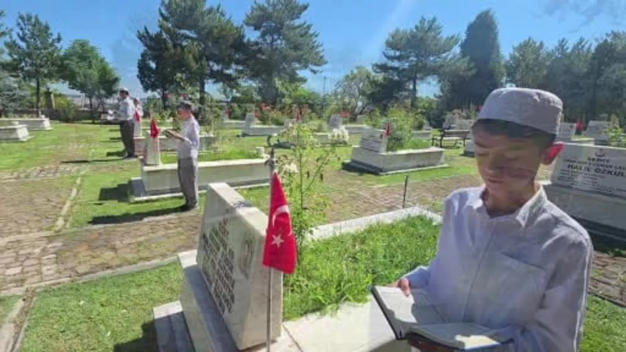 Karne başarısını şehit babasının mezarında paylaşıyor