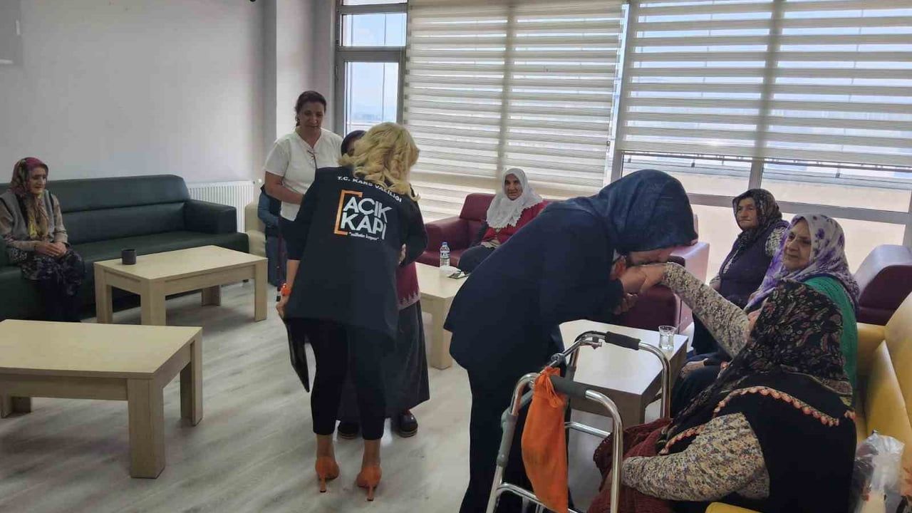 Kars Açık Kapı'dan huzurevi sakinlerine anlamlı ziyaret