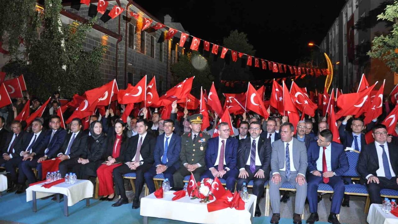 Kars'ta 15 Temmuz anmasında yüzlerce vatandaş meydanları doldurdu