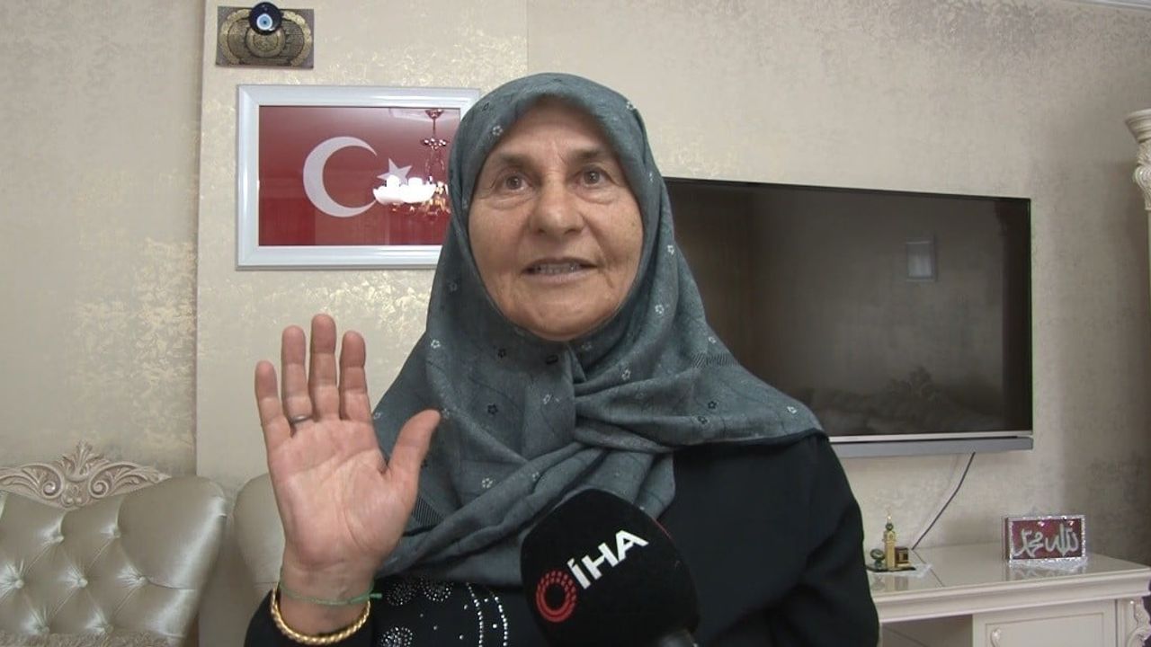 Kars’ta bayrak sevgisi kuşaktan kuşağa aktarıldı: aynı aileden iki kuşak, 7 yıl arayla valilik önünde Türk bayrağını öptü