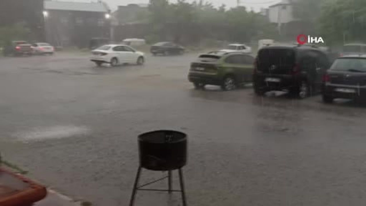Kars’ta fırtına çatı uçurdu, ağaç kökünden söküldü