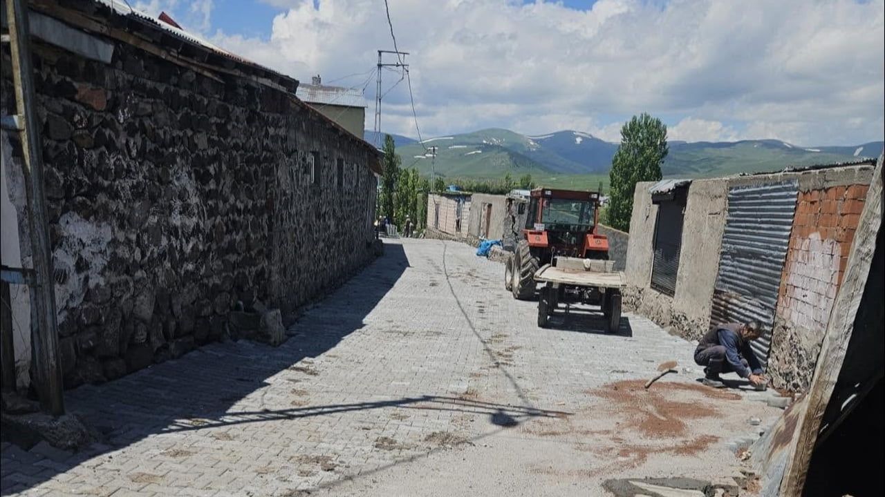 Kars’ta iki köy modern yollara kavuşuyor: kilit parke çalışmaları başladı