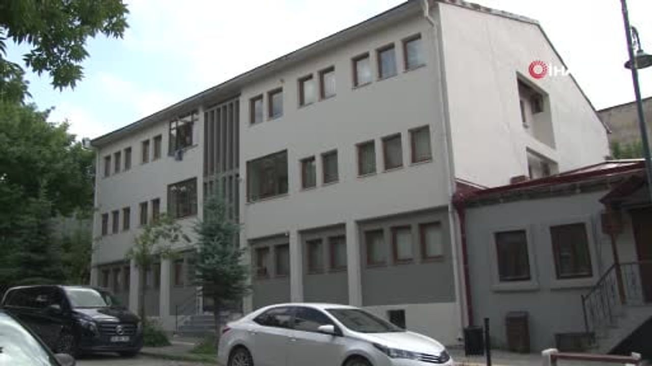 Kars’ta iki kuşakta bayrak sevgisi valilik önünde 7 yıl arayla sürdü