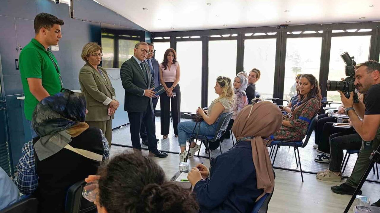 Kars’ta kadın girişimciliğine güçlü destek: Vali Polat eğitim tırını ziyaret etti