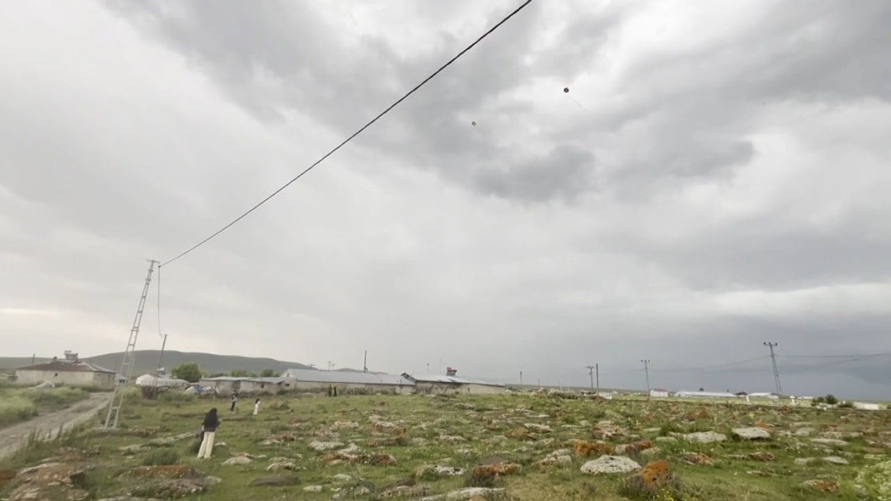 Kars’ta köy çocuklarının uçurtma sevinci