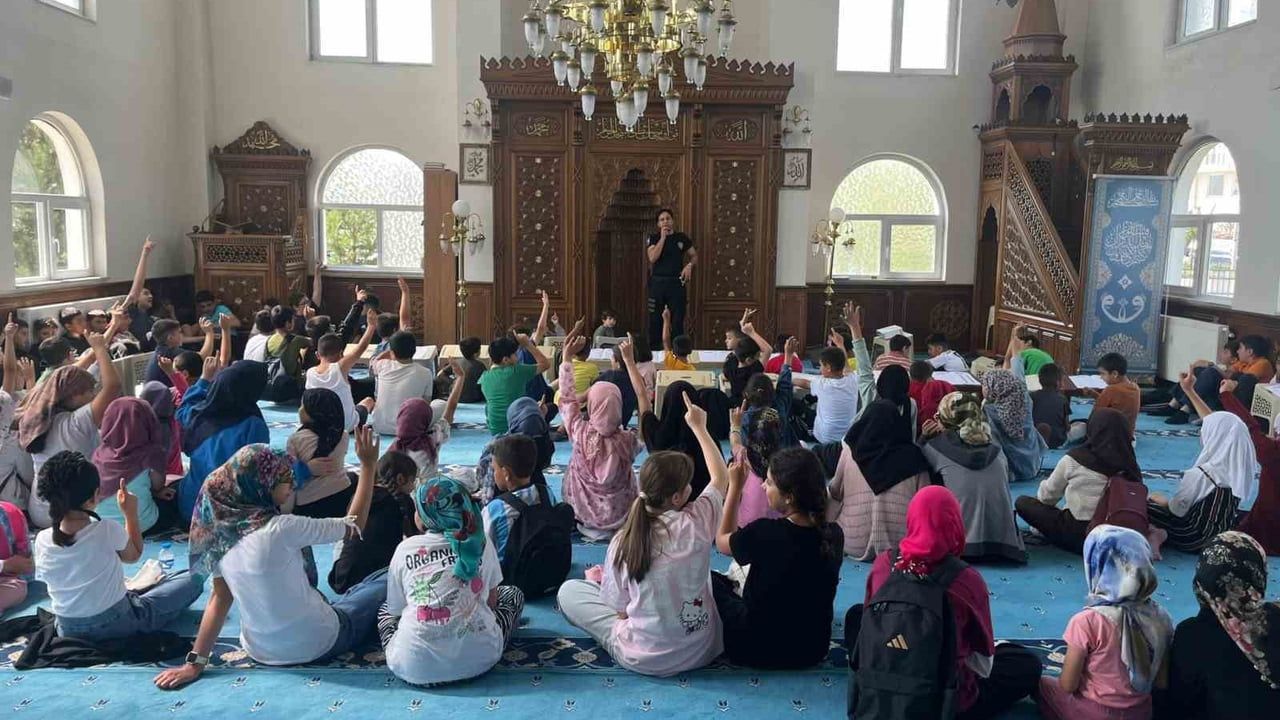 Kars'ta miniklere trafik kültürü interaktif yöntemlerle öğretildi