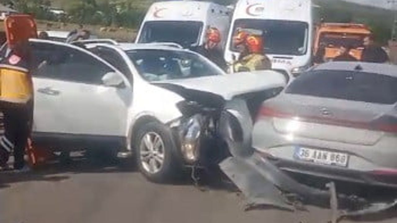 Kars'ta Paşaçayırı'nda çarpışma zinciri: sekiz kişi yaralandı