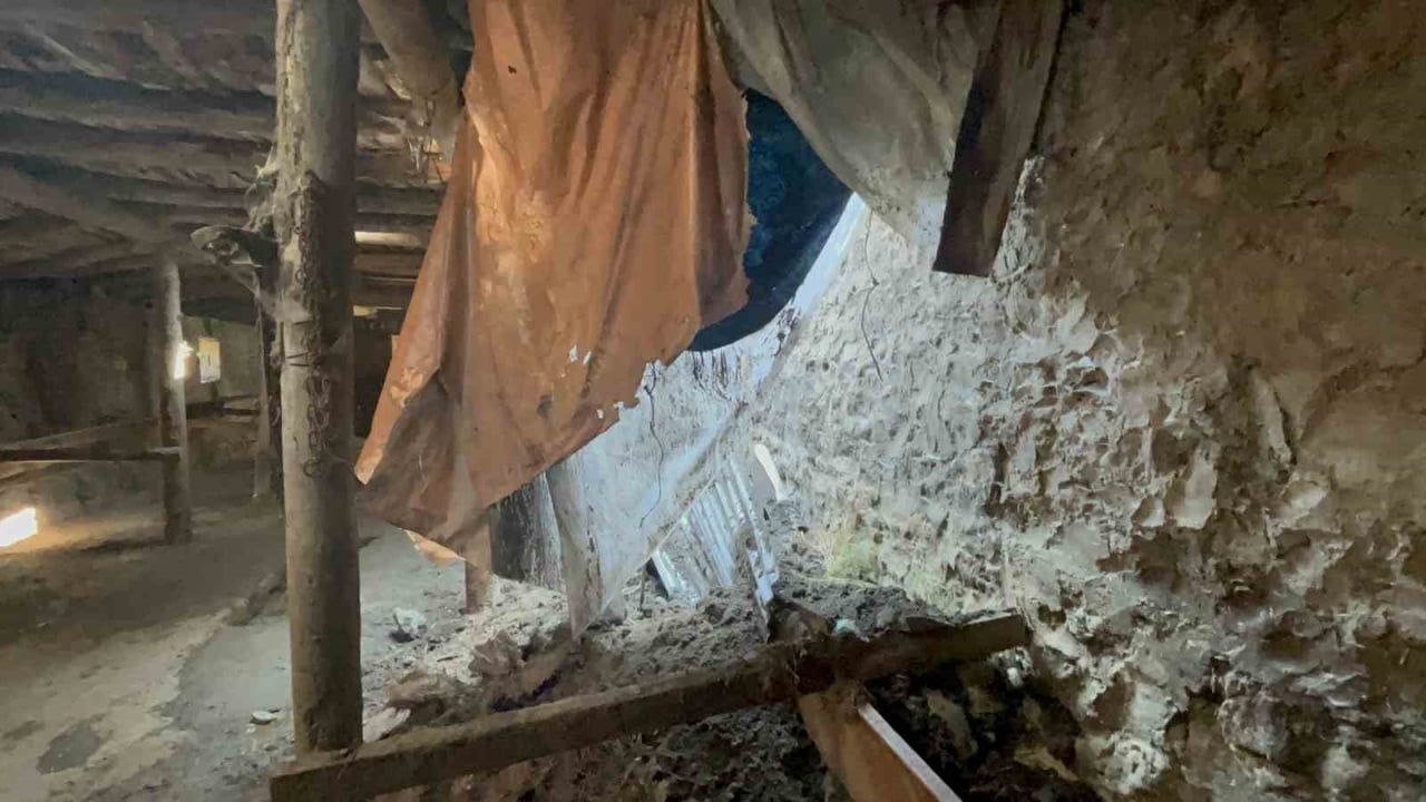 Kars’ta sağanak yağış Duraklı köyünde ahırı çökertti
