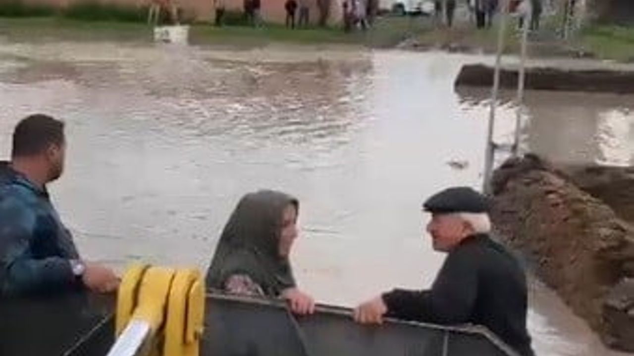Kars'ta selin ortasında mahsur kalan yaşlı çift kurtarıldı