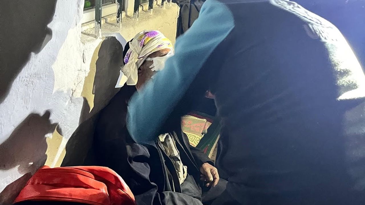 Kars'ta UMKE zorlu araziyi aşarak 81 yaşındaki yaralıyı kurtardı