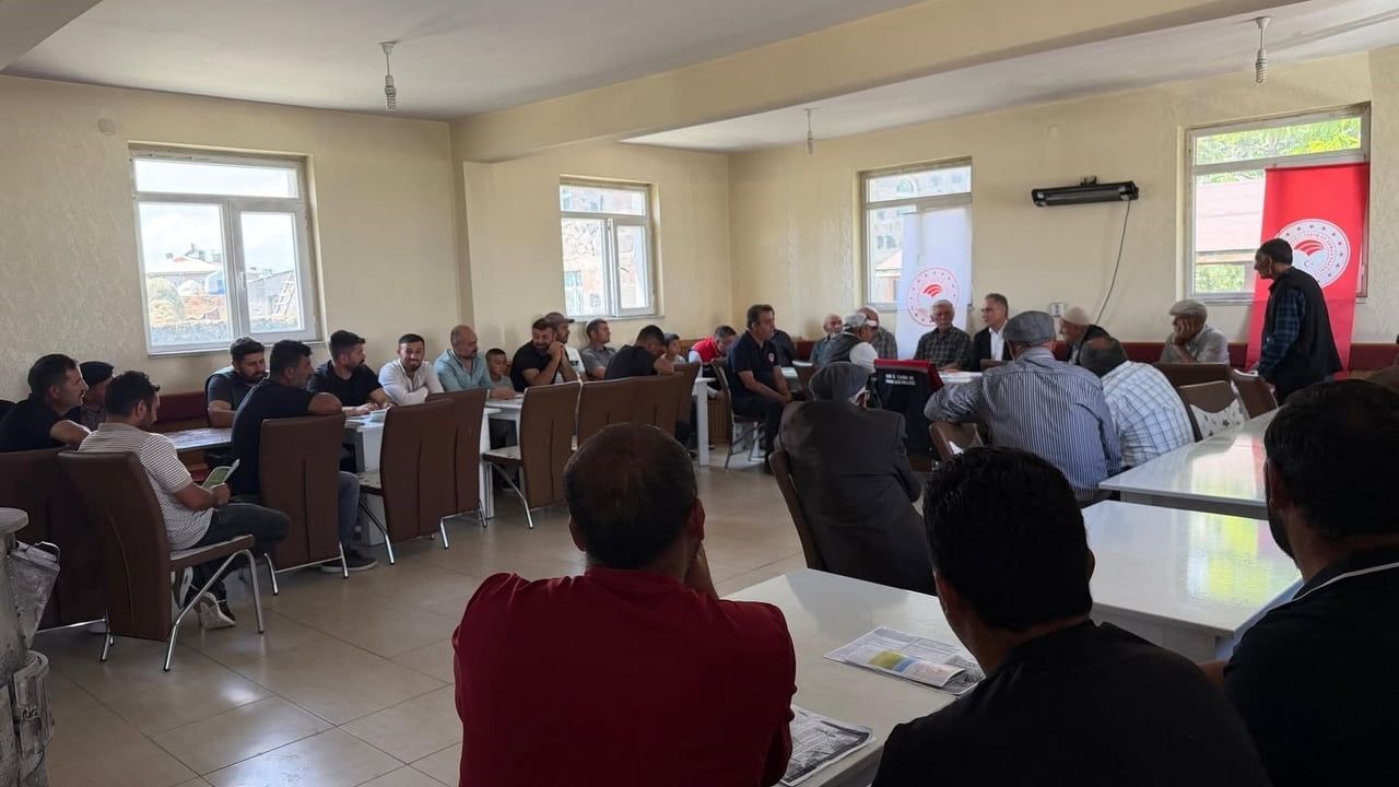 Kars'ta üreticilerle sahada çözüm odaklı görüşme