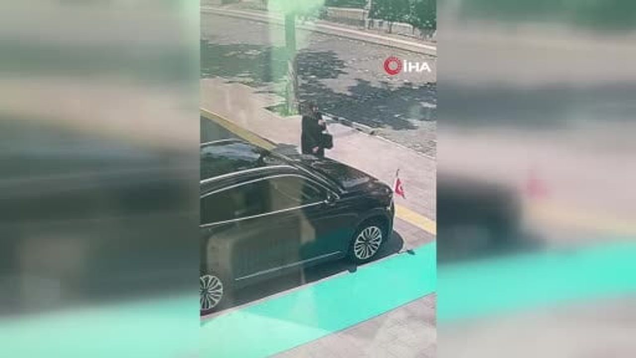 Kars’ta yaşlı kadın makam aracındaki Türk bayrağını öptü
