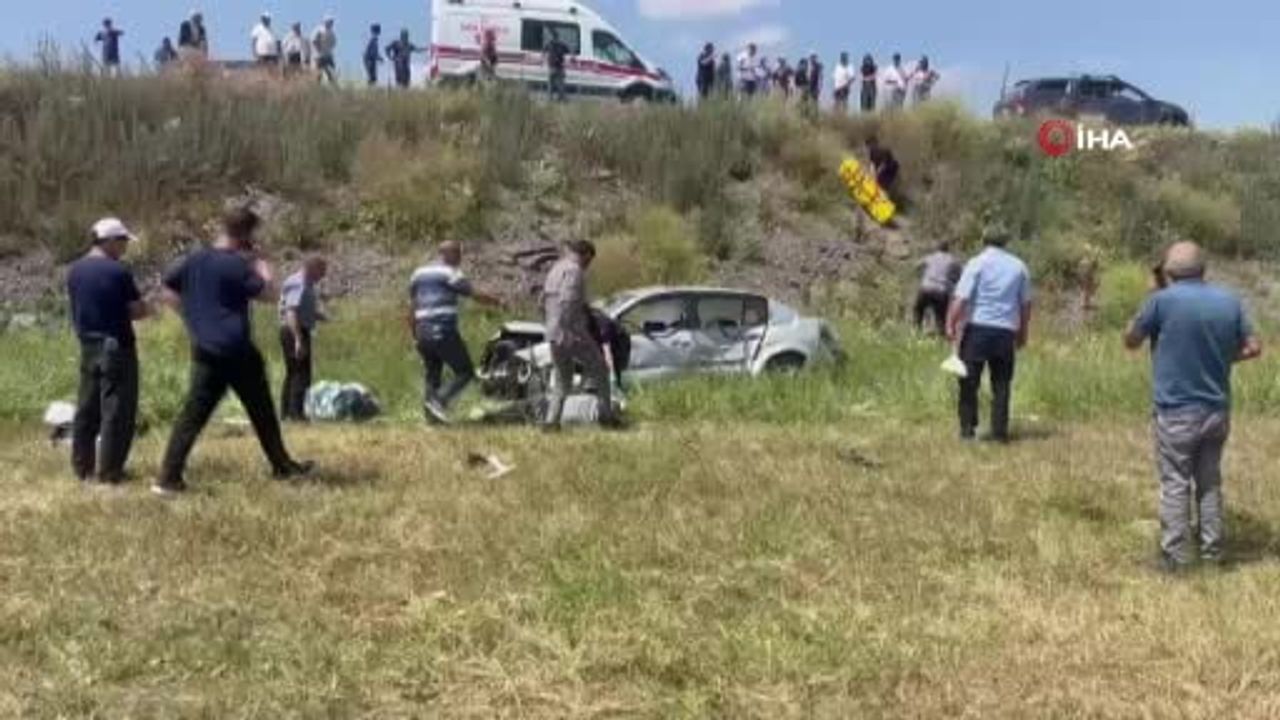 Kars yolboyu köyü yakınlarında şarampole devrilen araçta iki kişi yaralandı