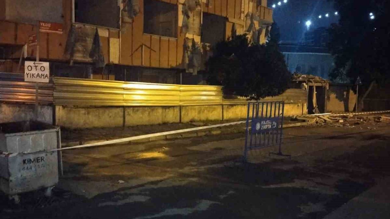 Kartal'da boş kalan binanın balkonu gecenin sessizliğinde caddeye çöktü