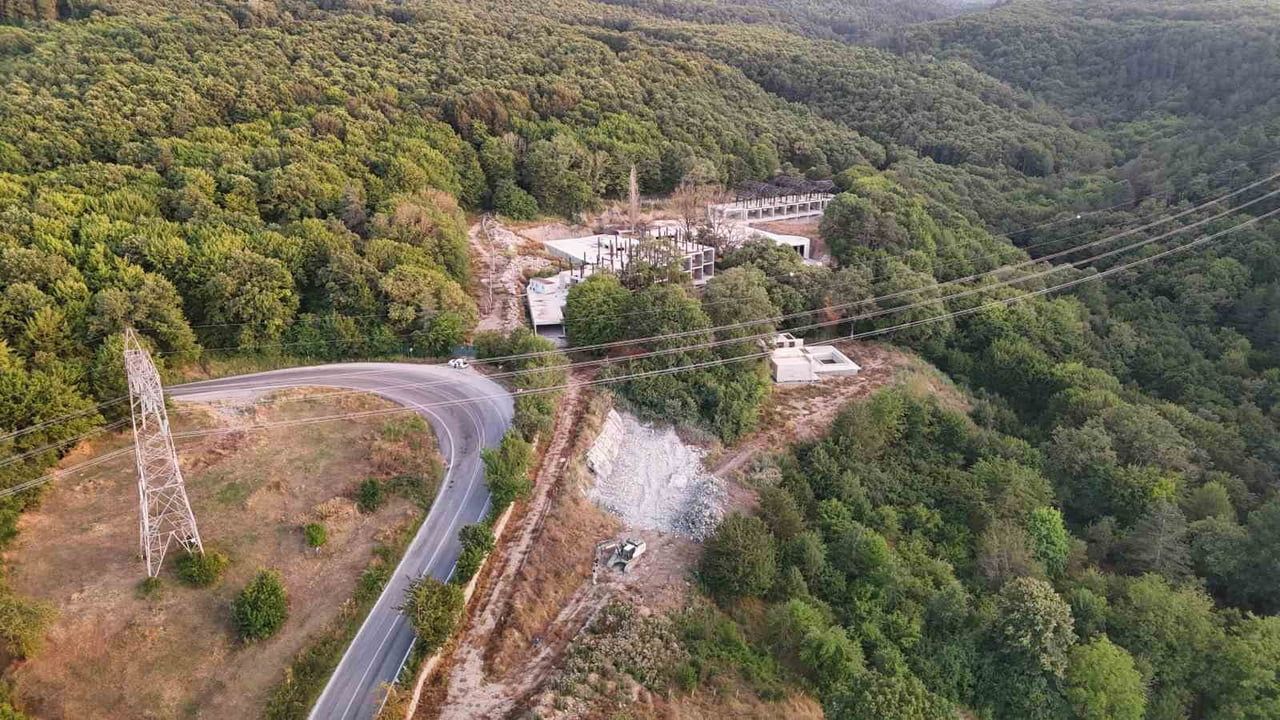 Kartalkaya'da yangınla bağdaştırılan kaçak otel eklentisi ekskavatörle yıkıldı