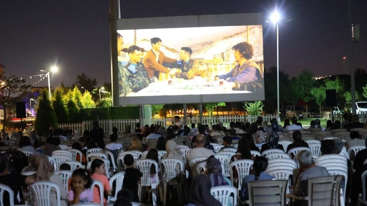Kartepe'de açık havada sinema keyfi