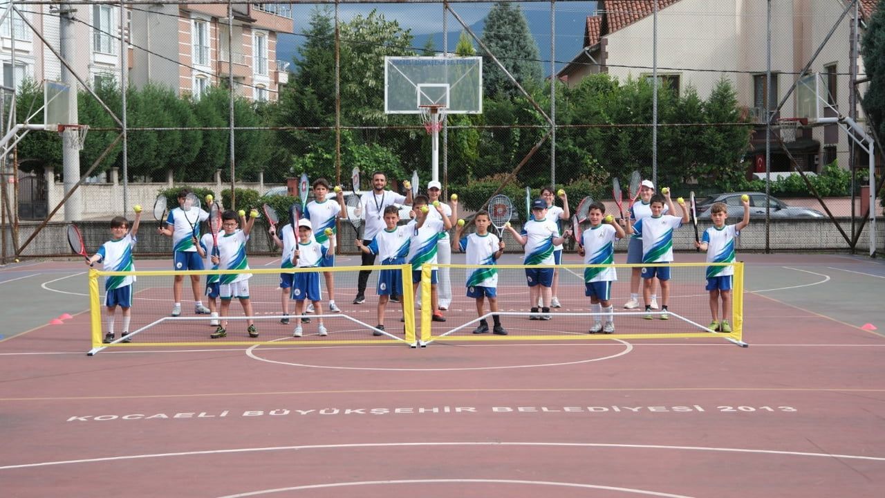 Kartepe'de çocuklar yazı spora dönüştürüyor