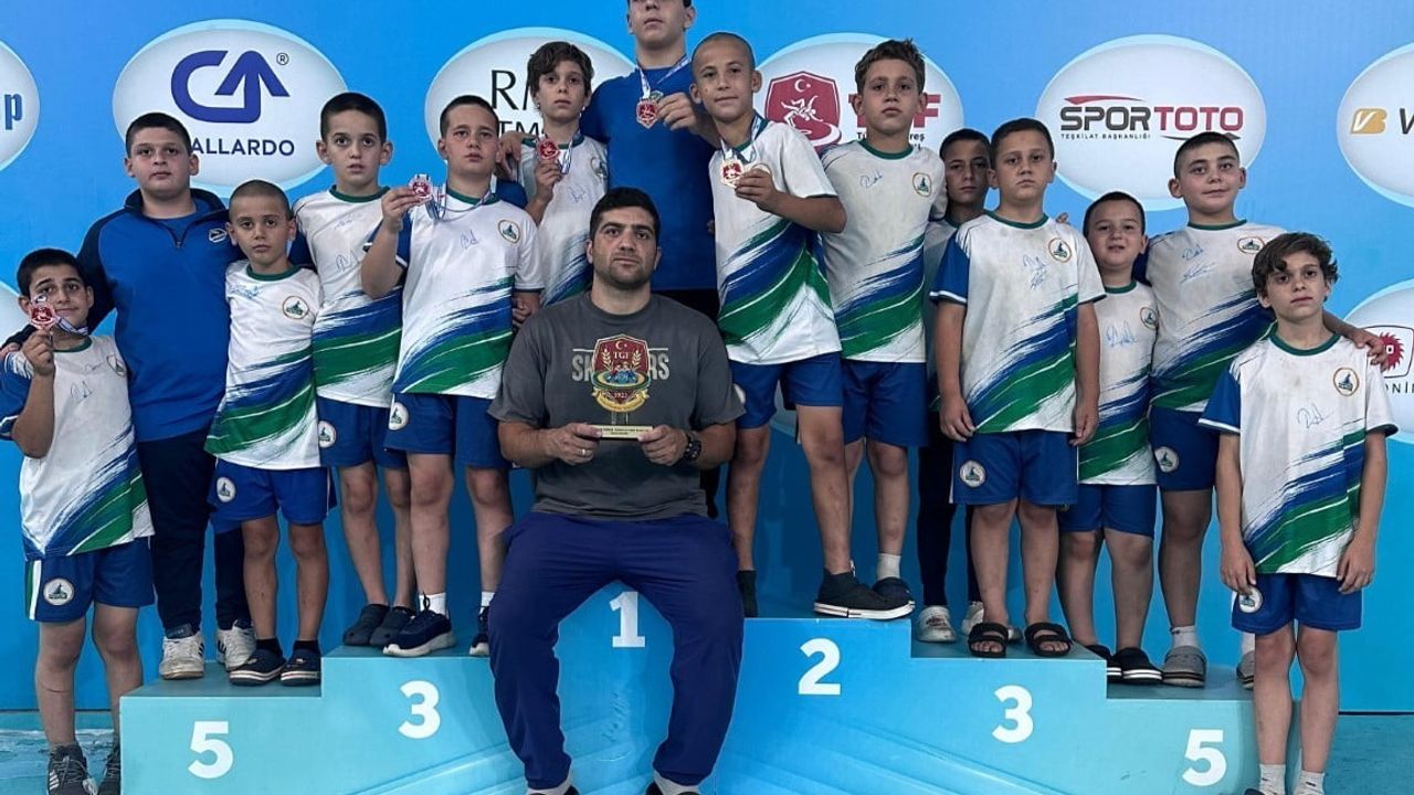 Kartepe'nin minik güreşçileri Ankara'dan madalyalar ve üçüncülükle döndü