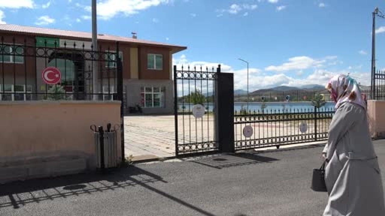 Kas güçsüzlüğüne rağmen karakalem ve şiirle başarı gösterdi