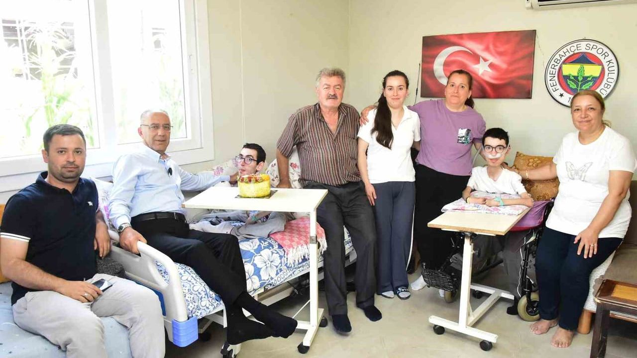 Kas hastası genç 26. yaşını Antakya belediye başkanıyla kutladı