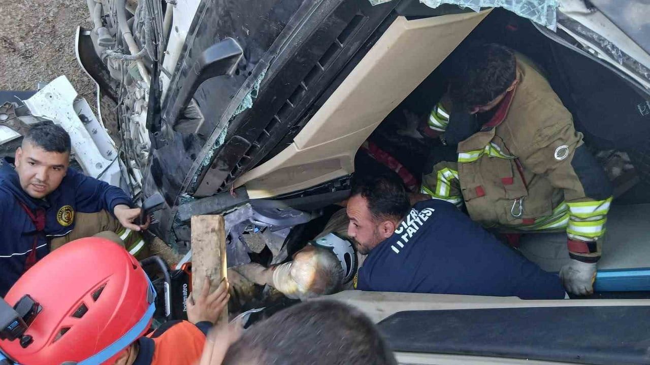Kasrik beldesinde tır devrildi: sürücü kurtarılarak hastaneye kaldırıldı