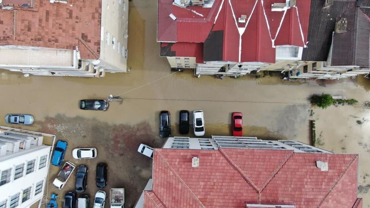 Kastamonu'da 16 ilden gelen ekiplerle selin yaraları sarılıyor