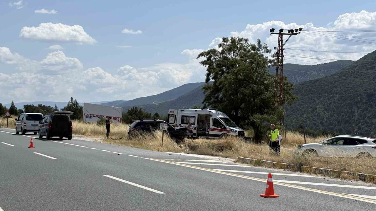 Kastamonu'da aniden kontrolden çıkan cip refüje çarptı; 5 kişi yaralandı