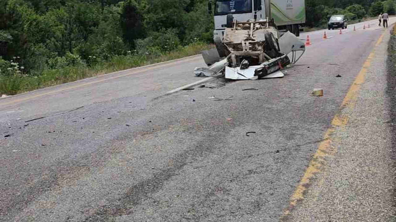 Kastamonu'da çarpışan otomobillerden biri takla attı, 3 kişi yaralandı