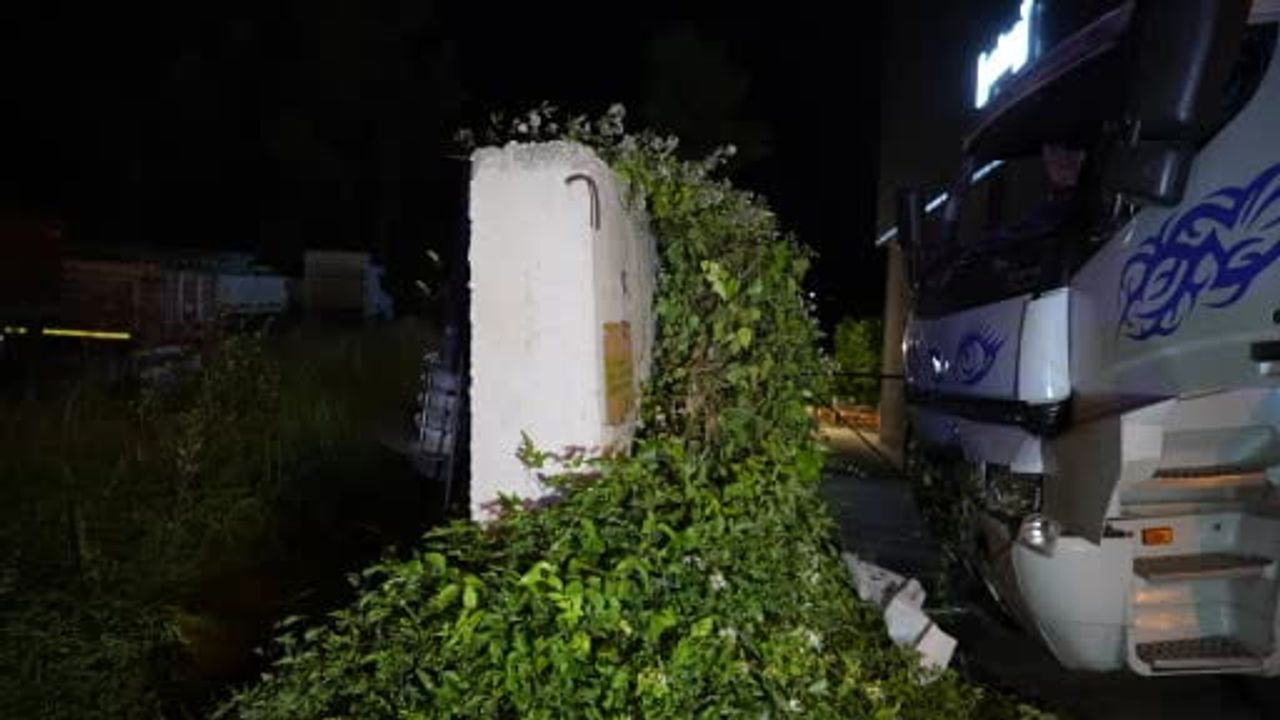 Kastamonu'da direksiyon başında fenalaşan sürücü kamyonu istinat duvarına çarptı