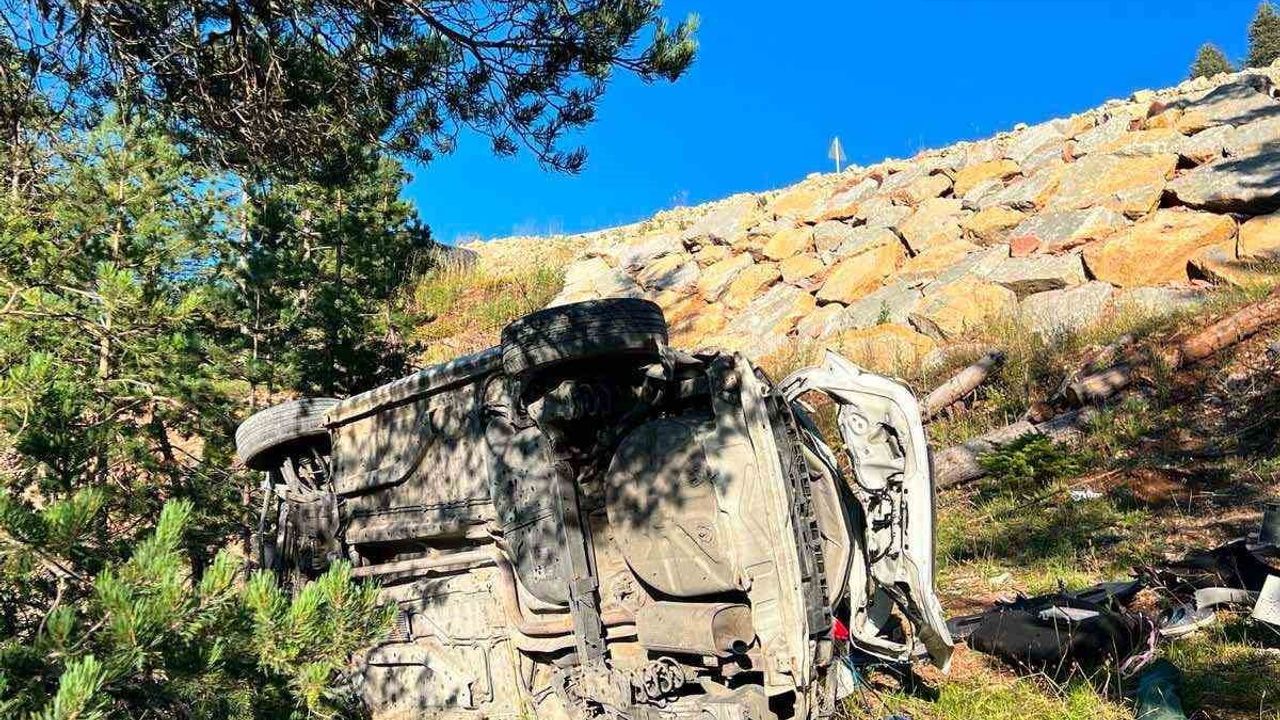 Kastamonu'da Kayıkçı yol ayrımında otomobil şarampole yuvarlandı: 5 yaralı