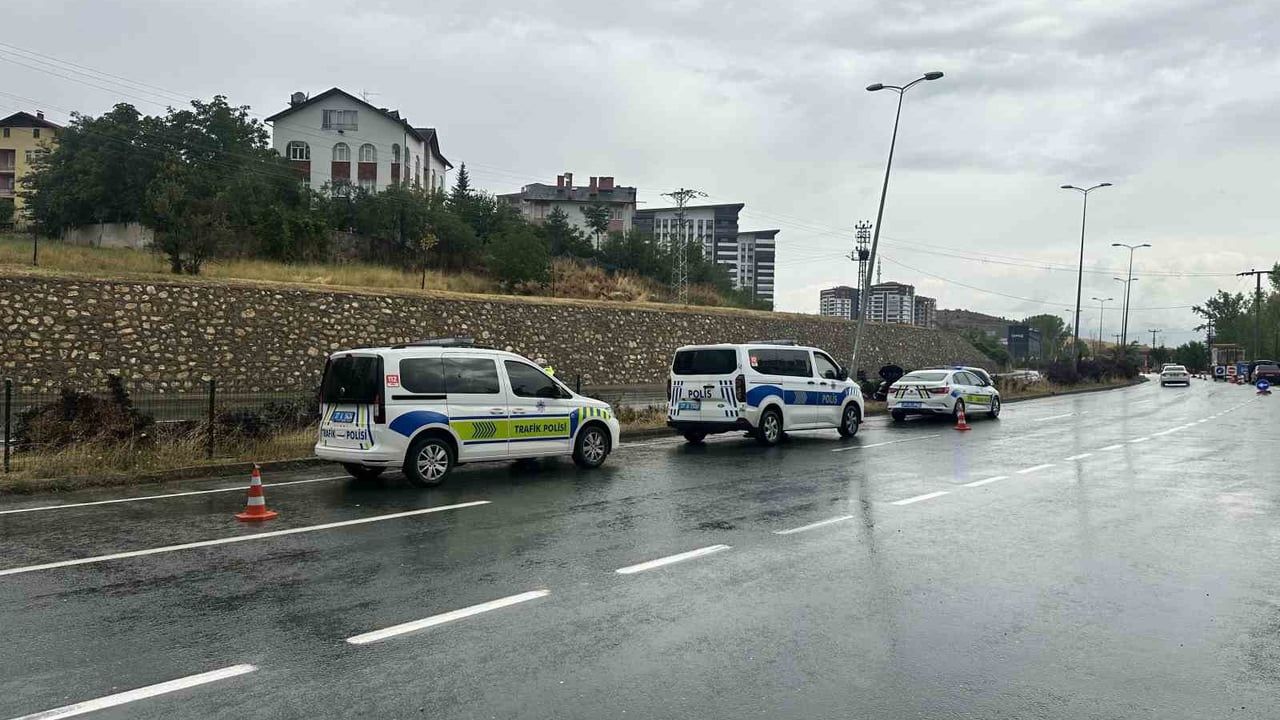 Kastamonu'da su birikintisine kapılan otomobil refüjdeki direğe çarptı: üç yaralı