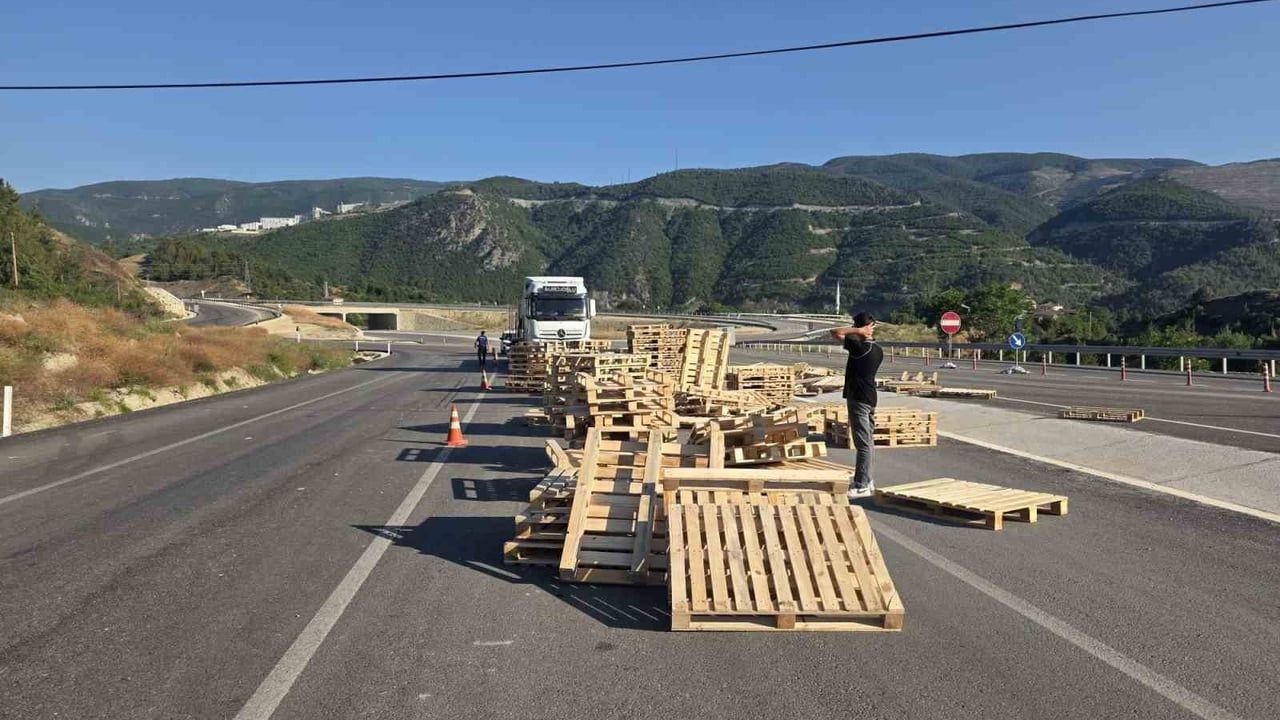 Kastamonu'da tırdan yola saçılan ahşap paletler trafik akışını etkiledi
