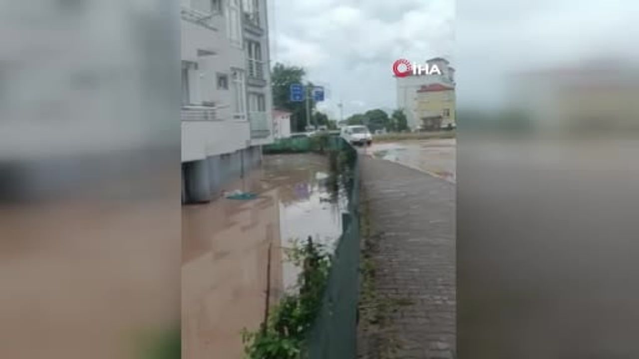 Kastamonu sahilinde gece boyu etkili sağanak: 150'den fazla yapı suyla doldu