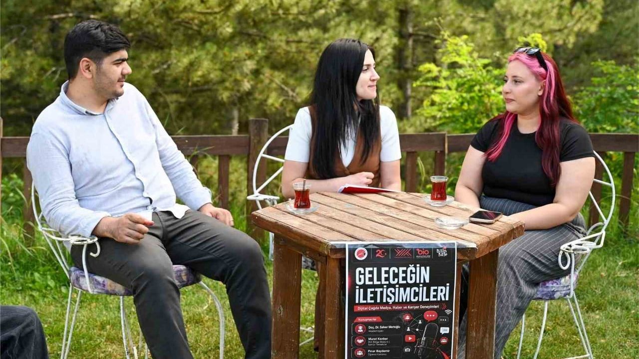 Kastamonu Üniversitesi Bilim Kafe'de dijital çağda medya ve kariyer konuşuldu