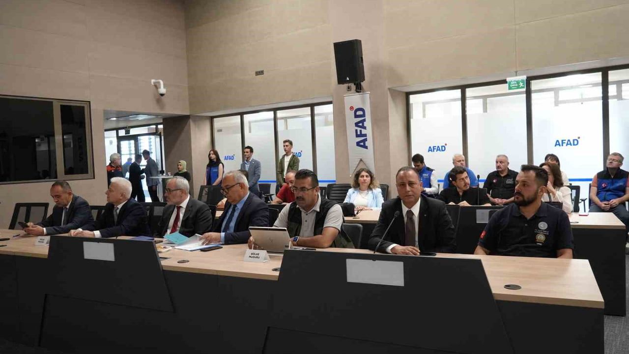 Kastamonu valisi Meftun Dallı’dan ormanlık alanlara atılan malzemelere tepki