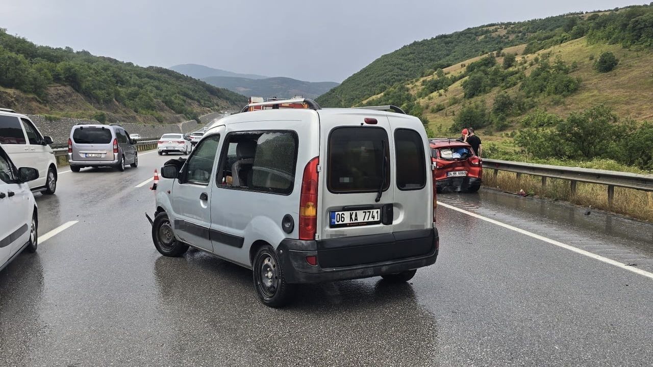 Kavak Ankara yolunda arkadan çarpışma: dört kişi yaralandı