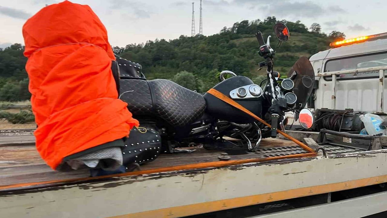 Kavak'ta yola çıkan köpeğe çarpan motosiklet sürücüsü ve yolcu yaralandı