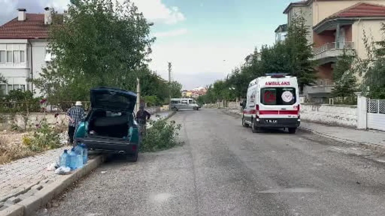 Kavşakta çarpışan suv'lardan biri kaldırımdaki ağaca çarptı
