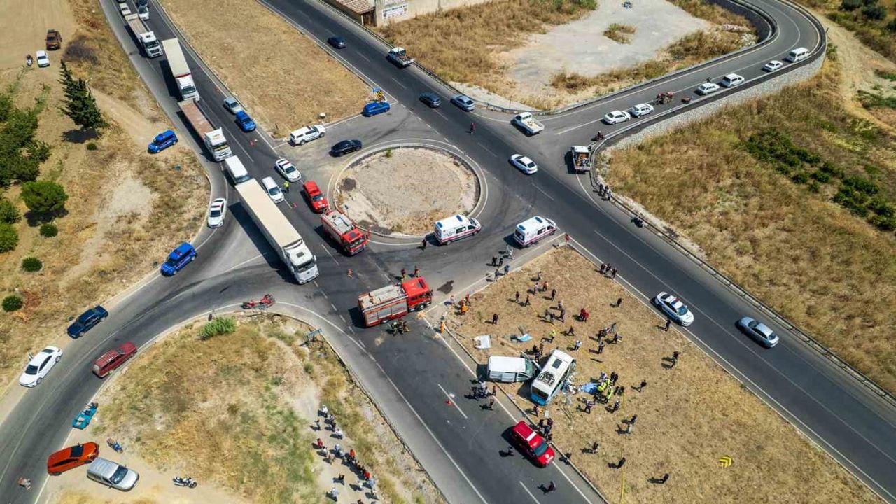 Kavşakta çarpışma: Manisa'da 1 kişi yaşamını yitirdi, 11 kişi yaralandı