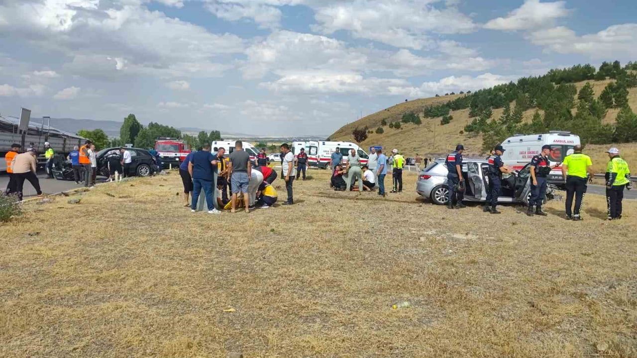 Kavşakta çarpışma: Sivas'ta 8 yaralı, biri ağır