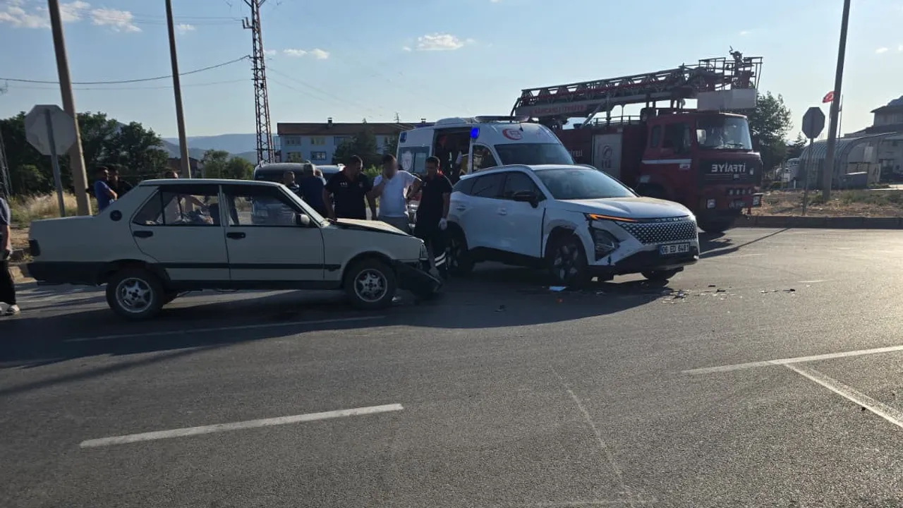 Kavşakta iki otomobil çarpıştı: 1 yolcu yaralandı