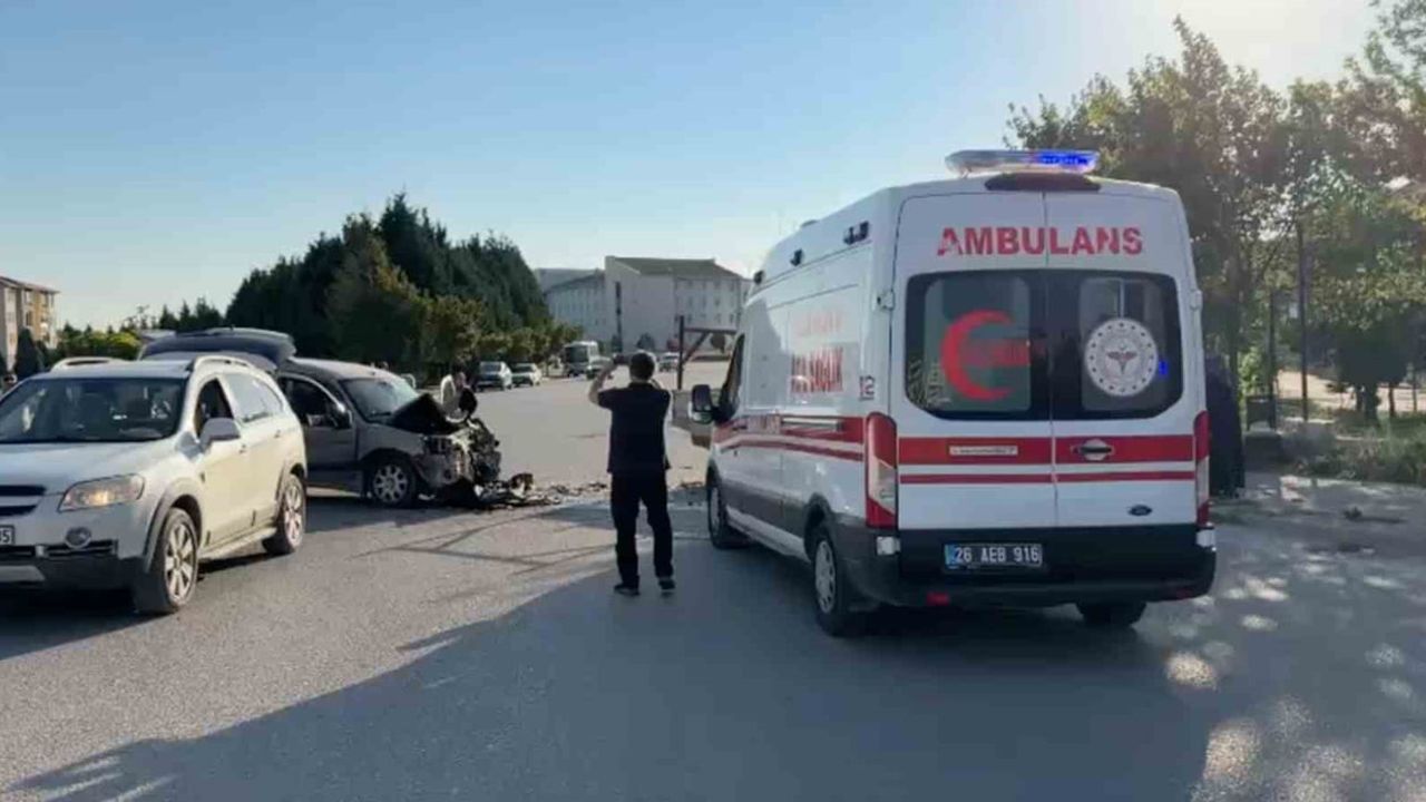 Kavşakta kamyonet ile hafif ticari araç çarpıştı: 1’i ağır 3 yaralı