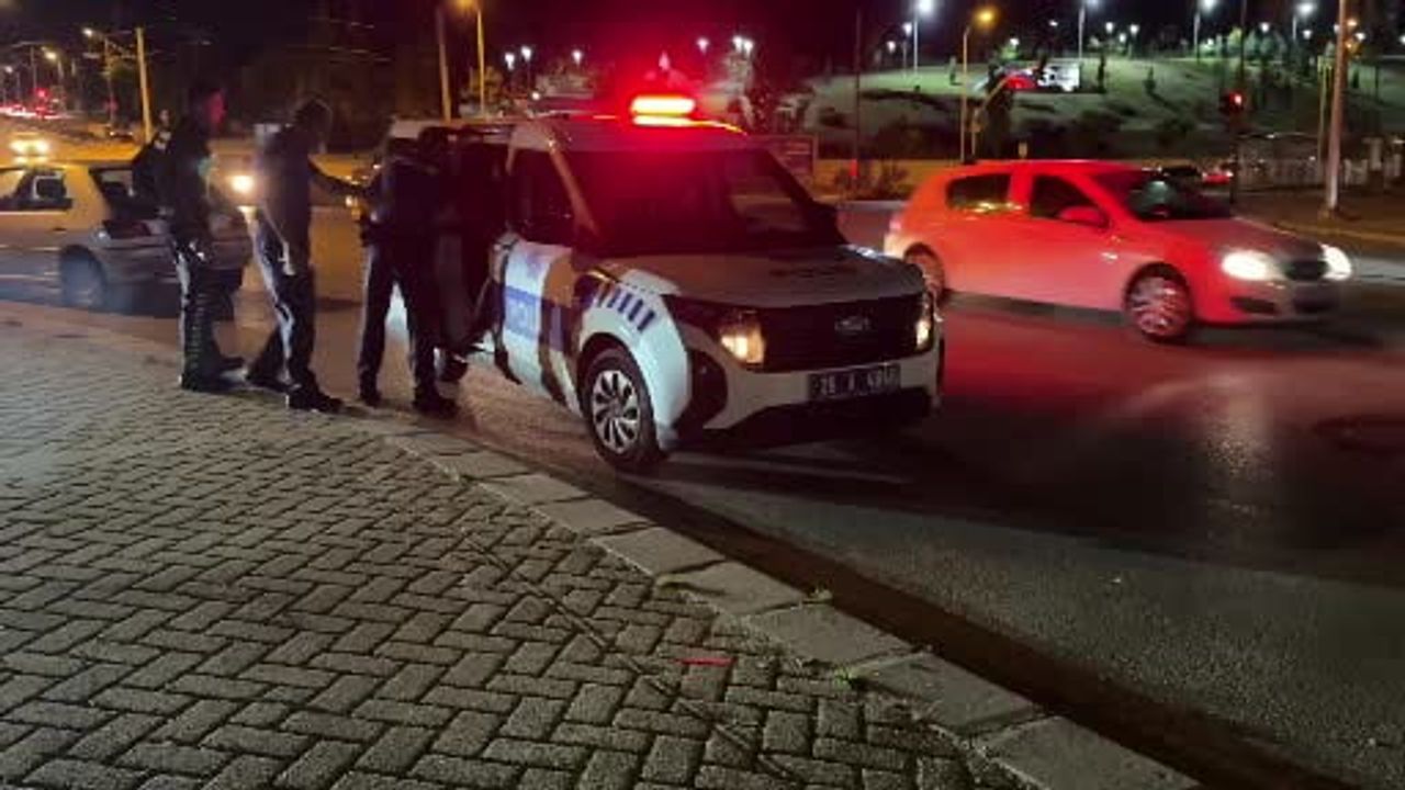 Kavşakta otomobil ile motosiklet çarpıştı: iki kişi yaralandı